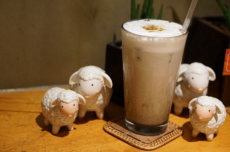 Prendre un café avec un mouton