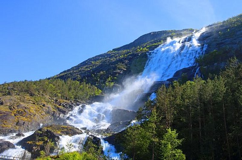 Faire face à de gigantesques chutes d'eau