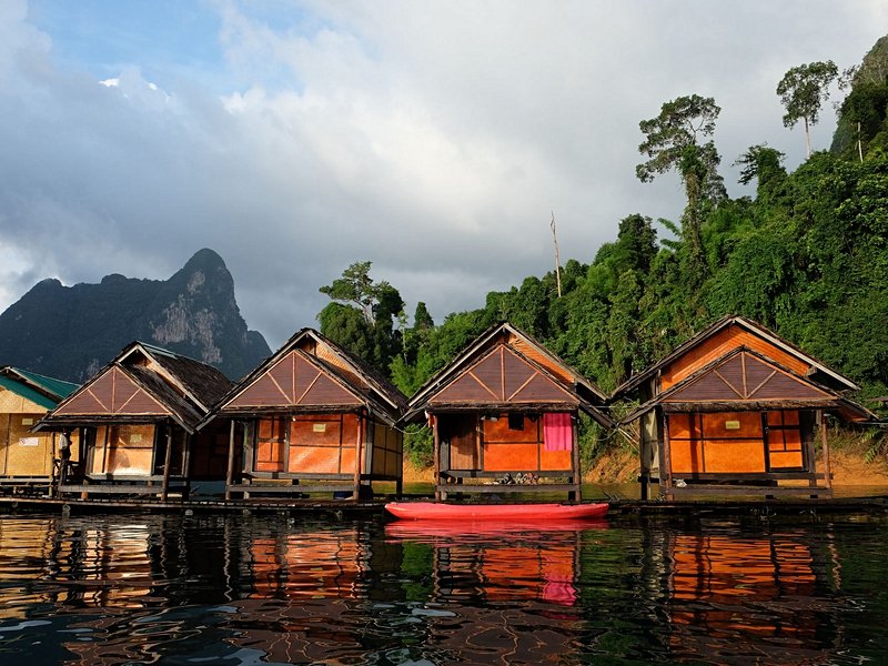 Dormir dans des cabanes flottantes 