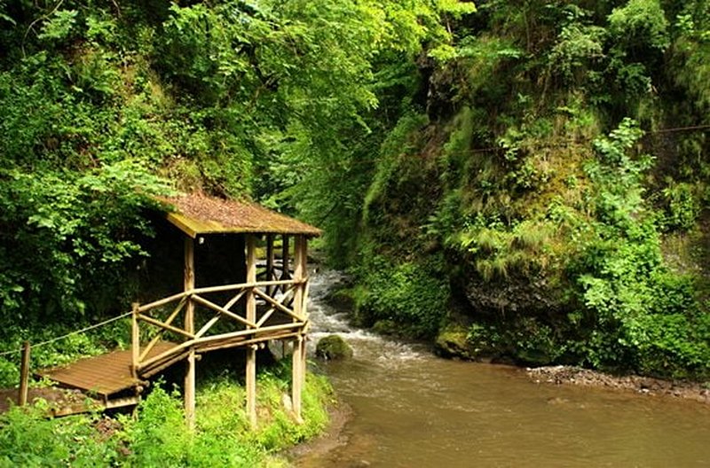 Marcher au creux des gorges de la Jordanne
