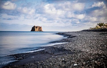 La plage de sable noir de Stromboli