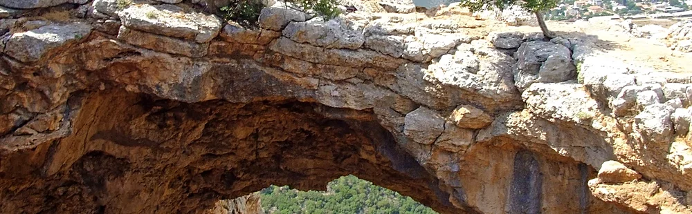 La promenade rocheuse : la grotte de l'Arche