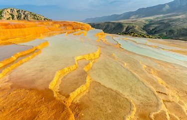 Les terrasses empilées de Badab-e Surt