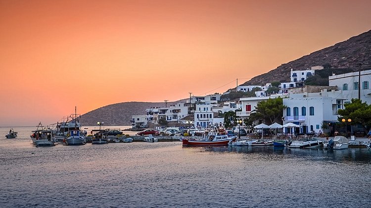 Le port de Katapola 4