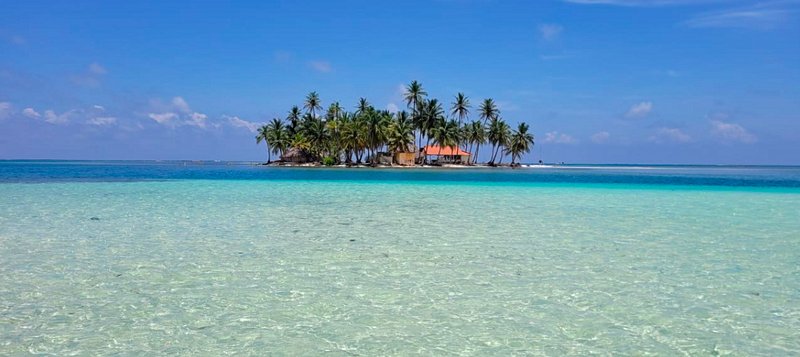 Catamaran dans les îles paradisiaques San Blas dans les Caraïbes