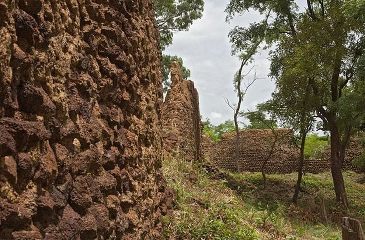 Se perdre dans les ruines de Loropéni