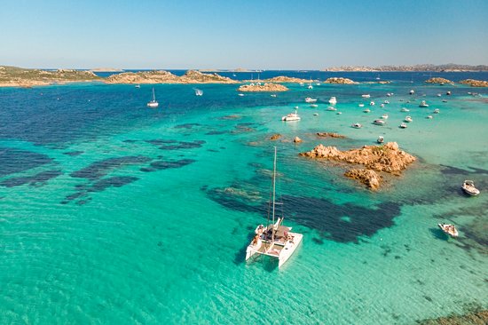 Explorer l'archipel de Maddalena en catamaran