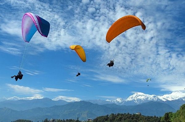 Survoler le lac de Pokhara en parapente