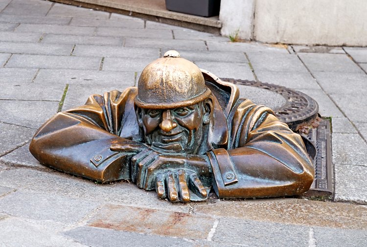 La statue de Cumil, un ouvrier sortant des égouts de Bratislava 2