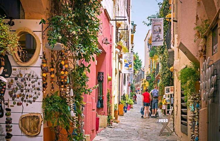 Se balader dans les ruelles de Collioure avec ses façades, ses portes colorées et ses fenêtres fleuries.