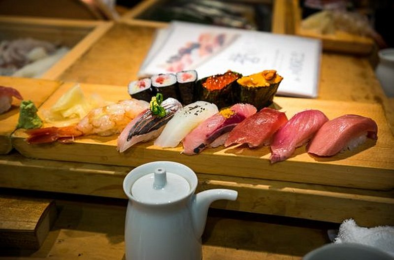 Manger des sushis au marché de Tsukiji