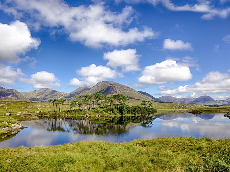 Cerné par les montagnes à Inagh Valley