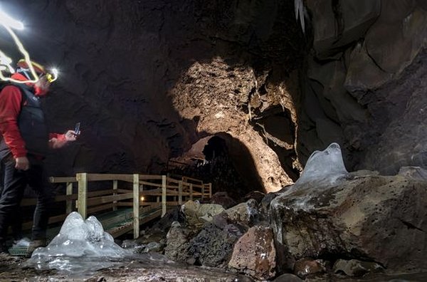 Explorer une grotte volcanique 