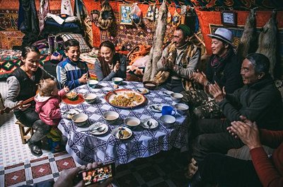 Famille mongole dans sa yourte