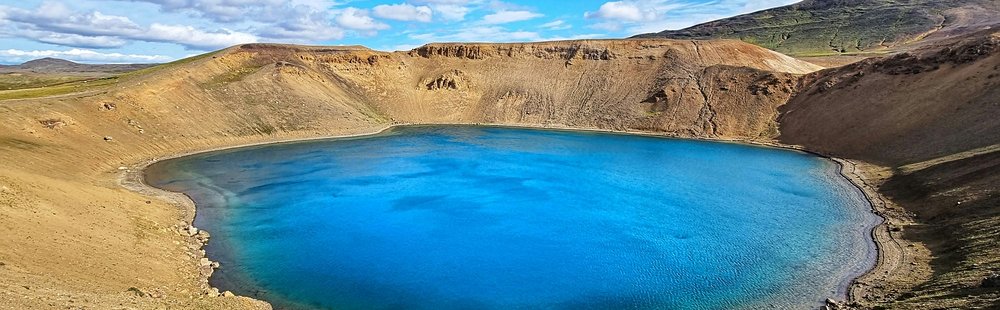 Le volcan Krafla et son lac de cratère aux eaux vertes