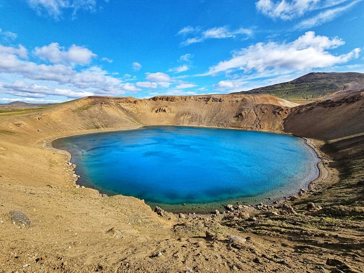 Le volcan Krafla et son lac de cratère aux eaux vertes