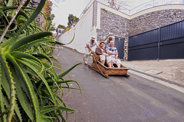 Descente en luge d’osier dans les pentes de Funchal