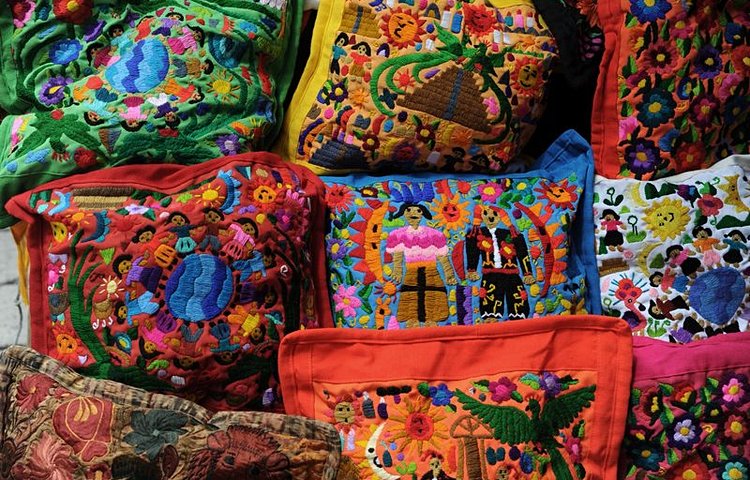 Des couleurs flamboyantes et des odeurs étonnantes, le marché de Chichicastenango vous transporte dans une ambiance unique.