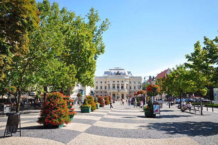 La promenade Hviezdoslavovo et le théâtre national de Slovaquie