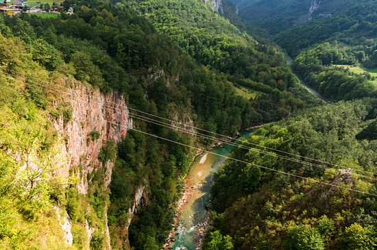 Se lancer sur l'une des tyroliennes les plus rapides d'Europe à Tara Canyon