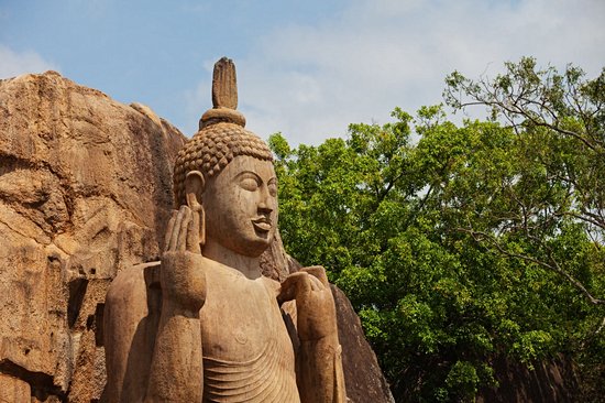 Avukana Buddha statue