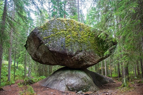 Le rocher en équilibre “Kummakivi”