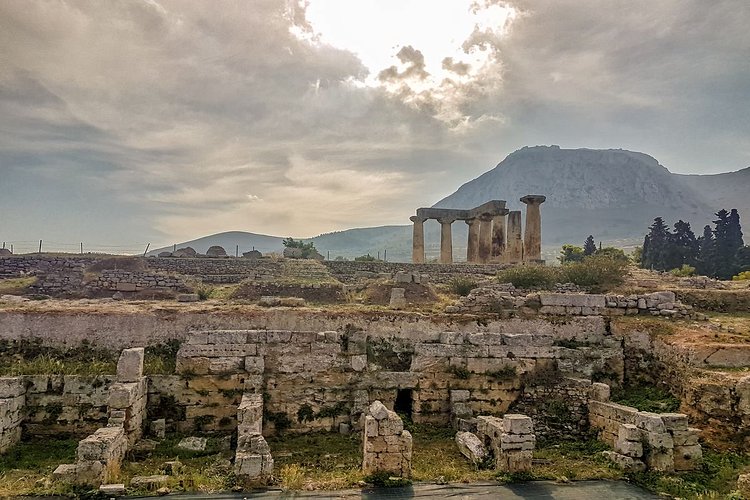 L'ancienne Corinthe, son agora et le temple d'Apollon