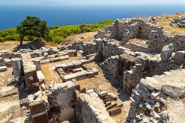 La cité antique de Théra et le site archéologique d'Akrotiri