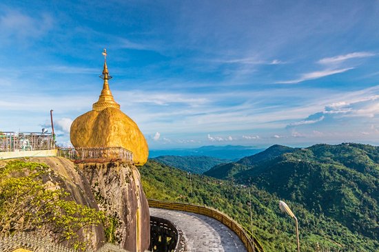 Le Mont Kyaiktiyo et le rocher d’or