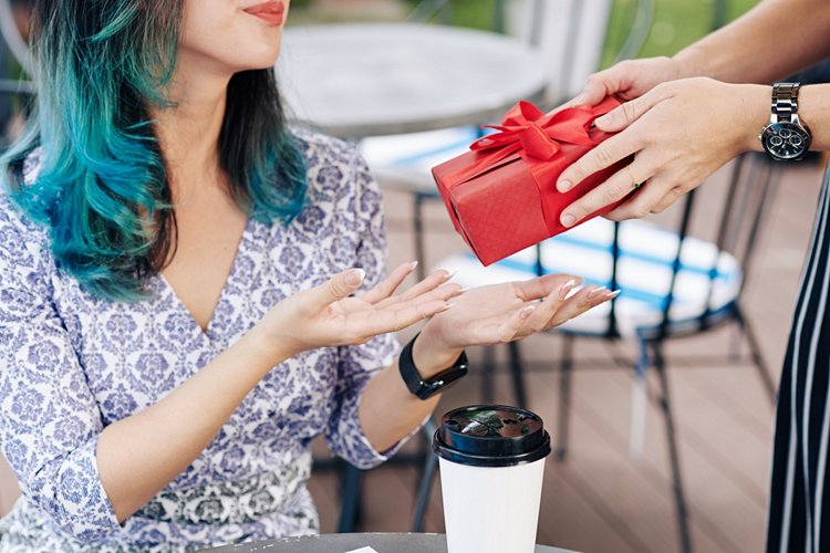 Ne pas tendre un objet d'une seule main