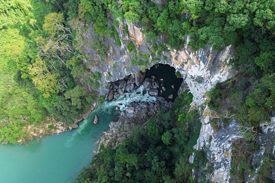 Explorer en kayak une rivière souterraine géante