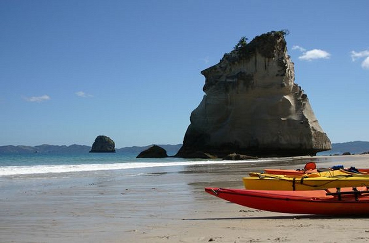 Faire du kayak autour de Cathedral Cove          