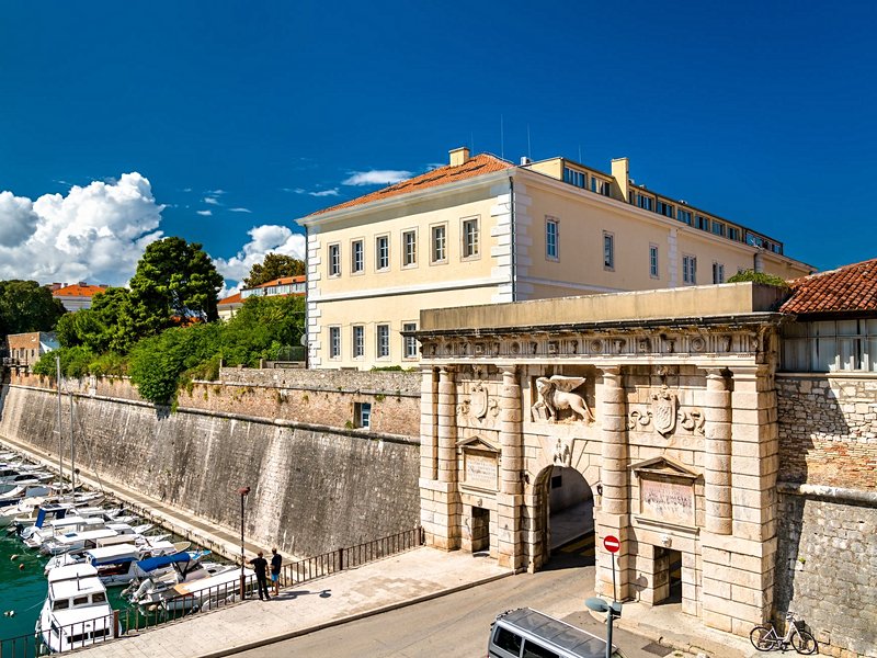 Le port de Fosa et la porte de la Terre-Ferme