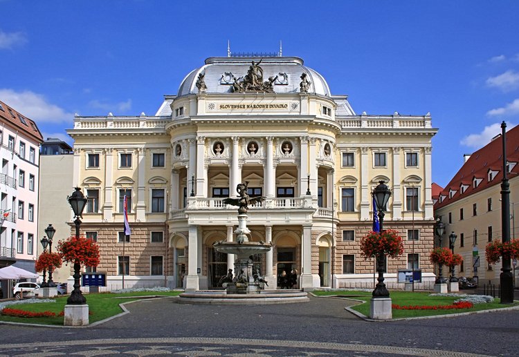 La promenade Hviezdoslavovo et le théâtre national de Slovaquie 2