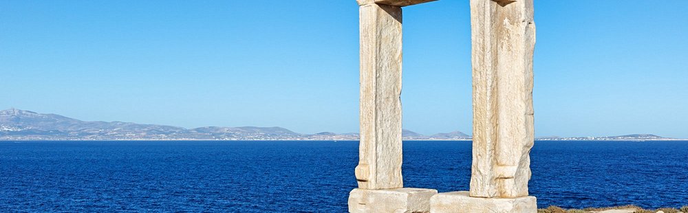 La Portara, vestige du temple d’Apollon, et le temple de Déméter