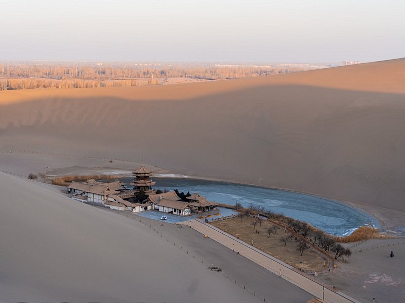 Lac du croissant de lune (Yueyaquan)