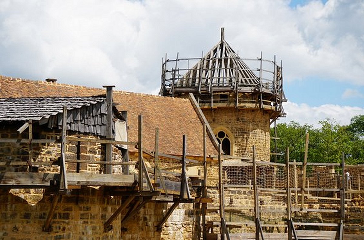 Découvrir le chantier colossal du château fort de Guédelon