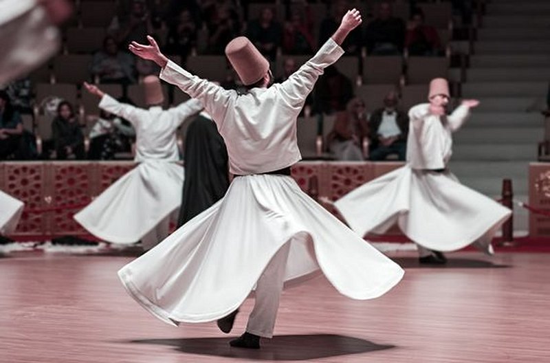 S’envoler devant un spectacle de derviches tourneurs