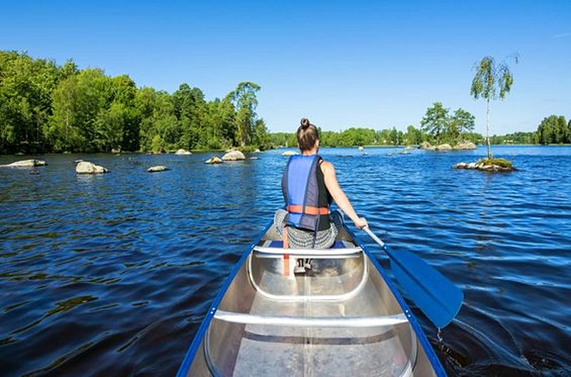 Louer un canoë pour traverser les lacs