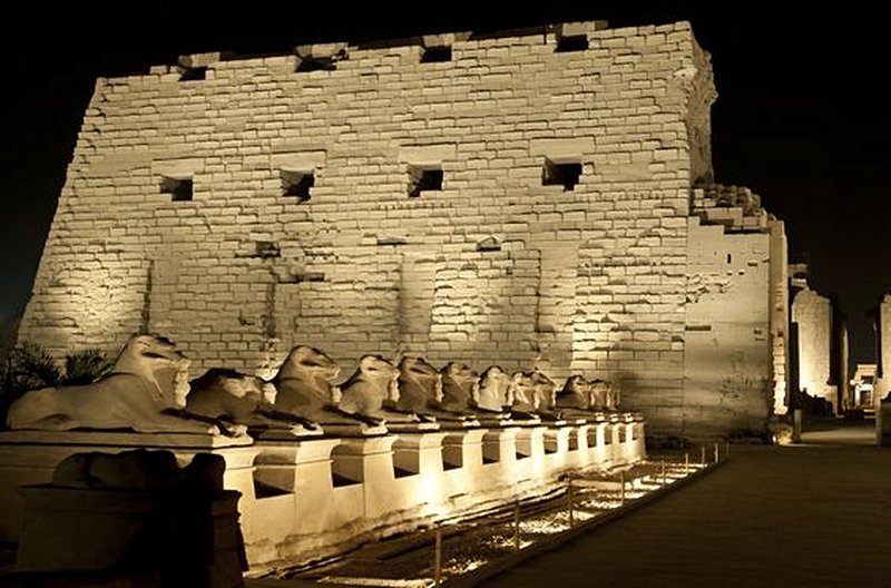 Admirer les temples égyptiens lors d’un spectacle de sons et lumières 