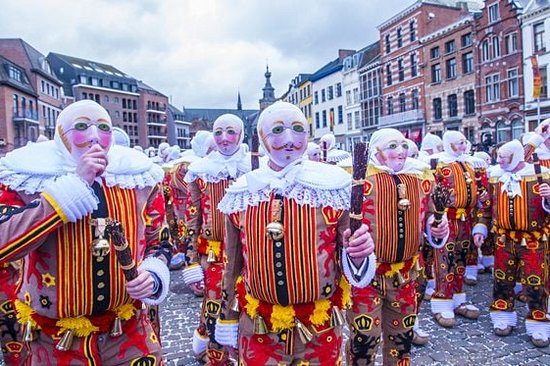Faire la fête au carnaval de Binche