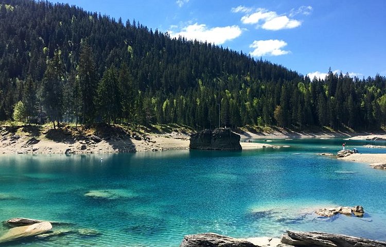 Des eaux turquoise, une plage de sable blanc, des montagnes et forêts aux alentours, une petite journée farniente s’impose au lac de Cauma !