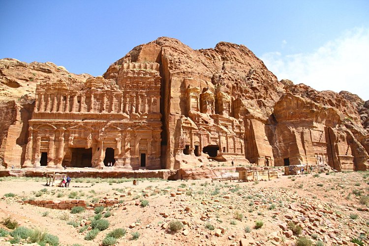 Contemplez la puissance des Tombeaux Royaux