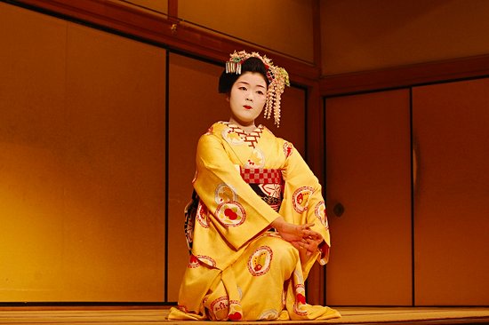 Reflets de Kyoto, la grâce et la beauté des Maikos en Mouvement