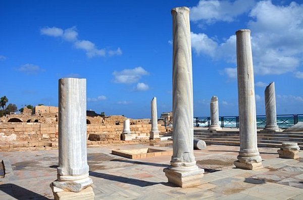 Plonger dans les ruines du port de Césarée