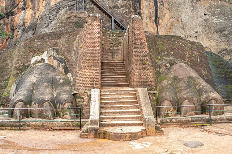 Le temple avec la vue sur le rocher de Sigiriya 2