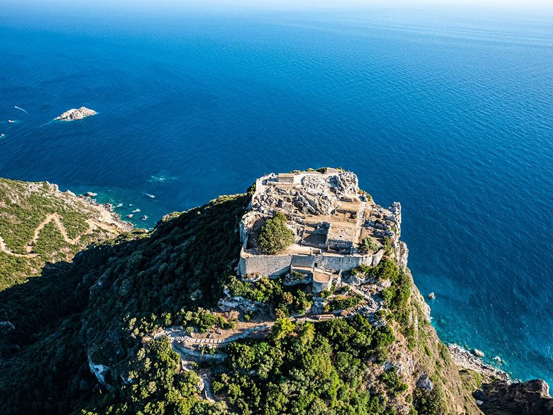 Le Vieux Perithia et le mont Pantokrator