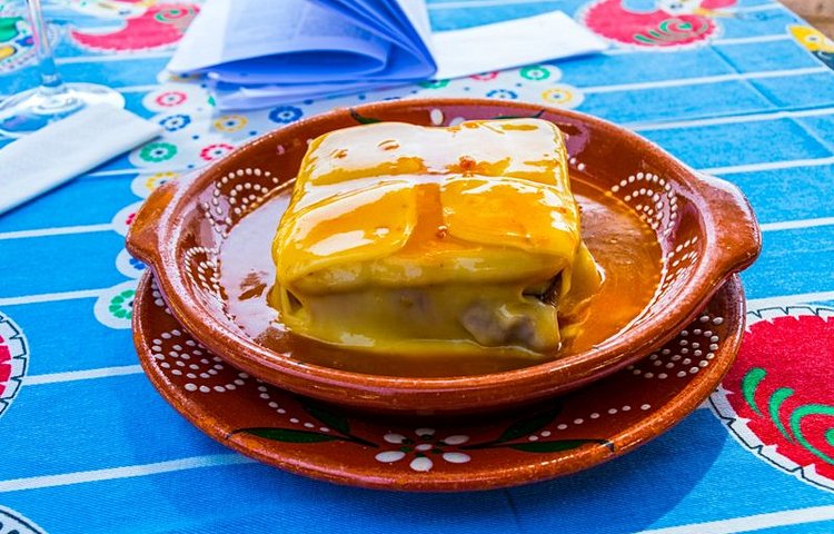 Francesinha, plat de la région de Porto