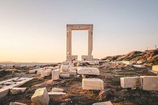 La Portara, vestige du temple d’Apollon, et le temple de Déméter