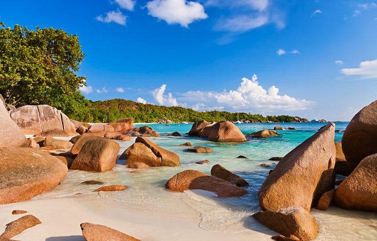La plage d'Anse Lazio